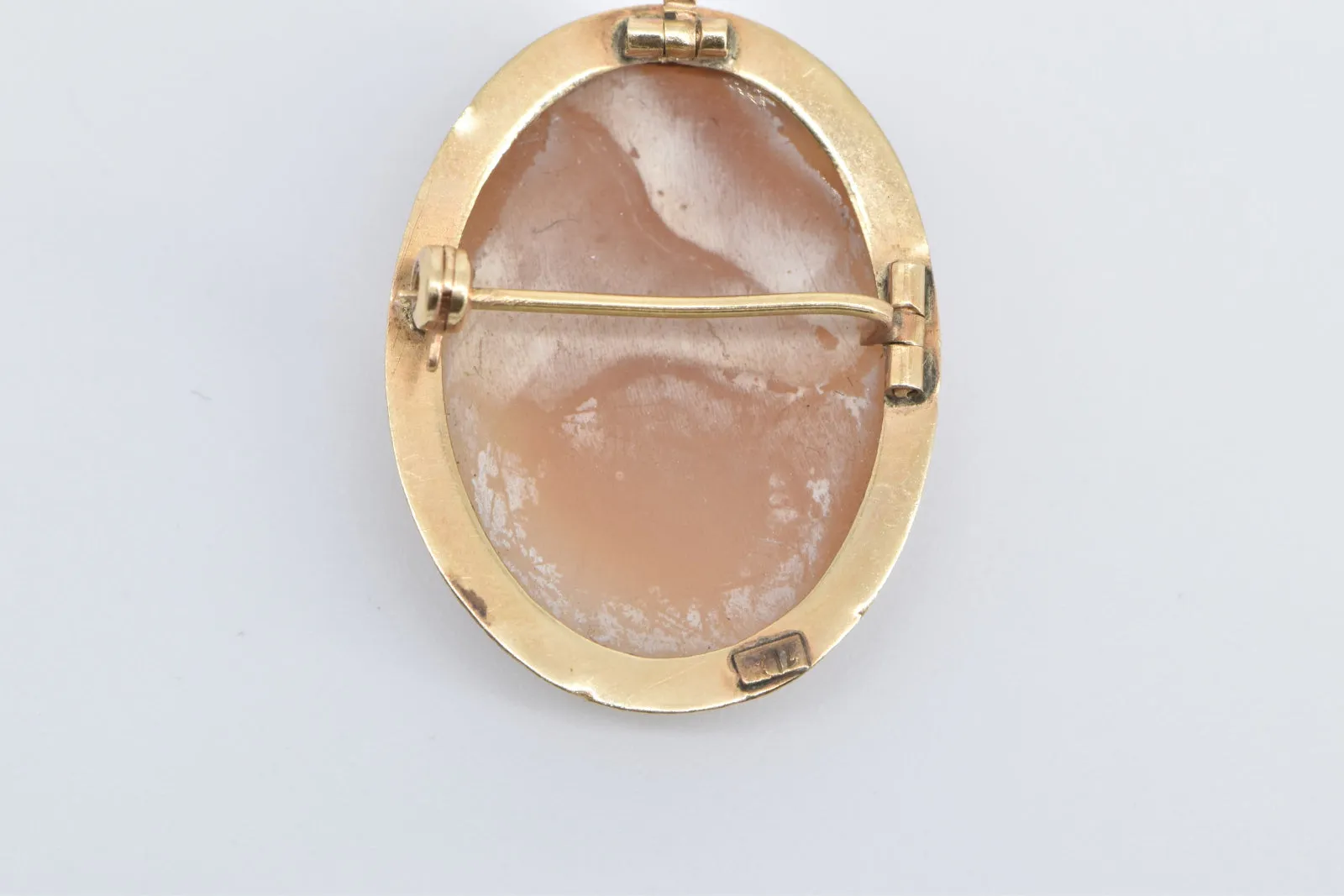 14K Oval Vintage Carved Shell Cameo Victorian Pendant/Pin Yellow Gold