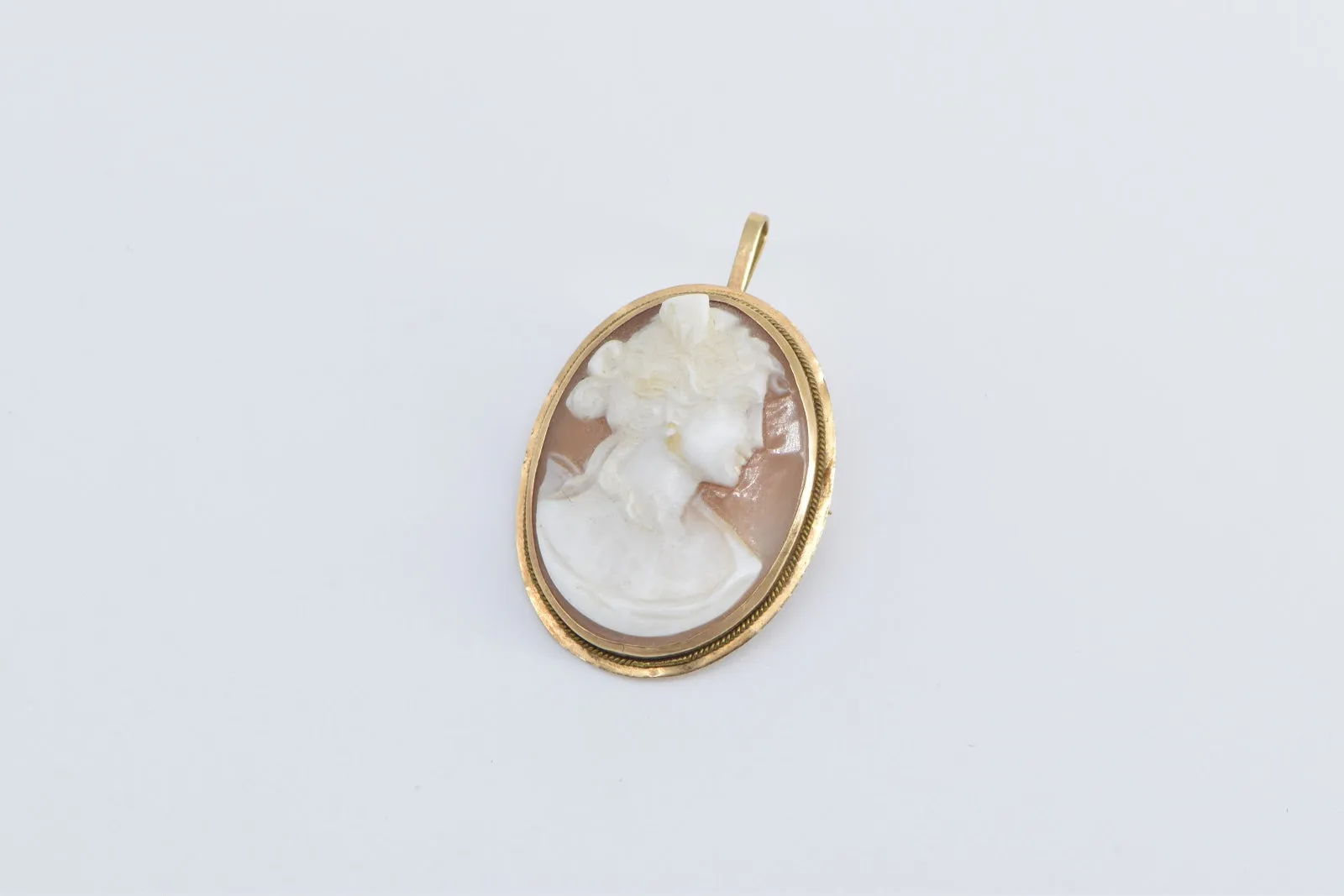 14K Oval Vintage Carved Shell Cameo Victorian Pendant/Pin Yellow Gold