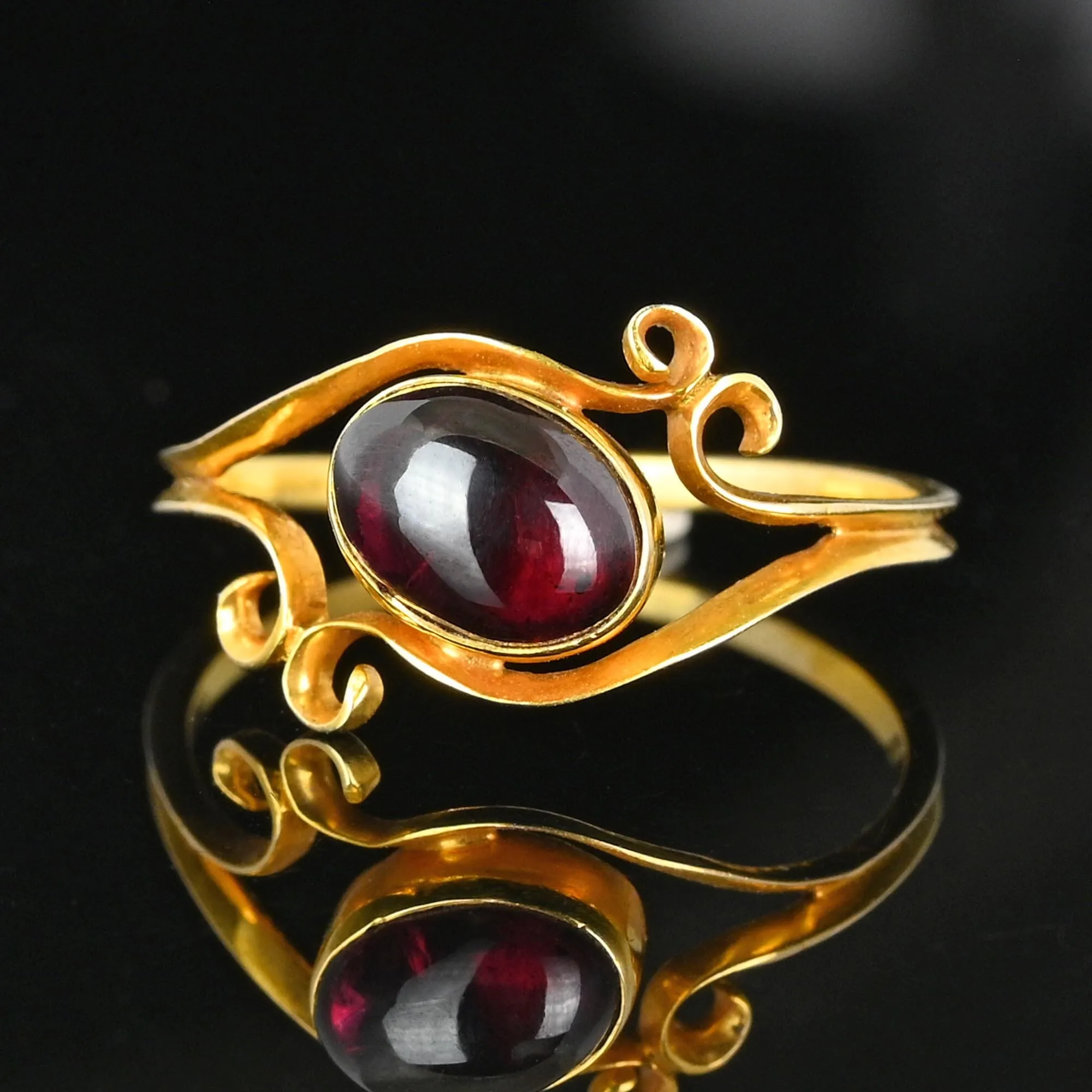 Antique 18K Gold Cabochon Garnet Ring