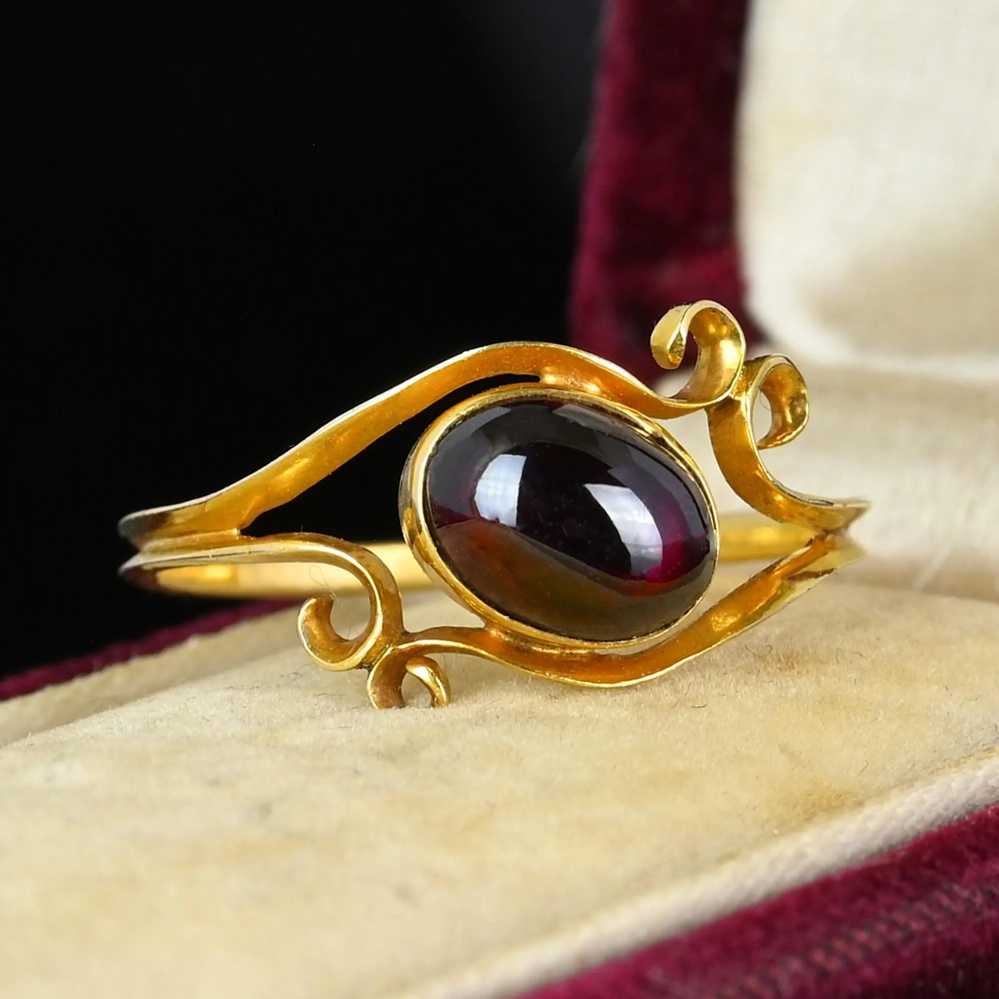 Antique 18K Gold Cabochon Garnet Ring