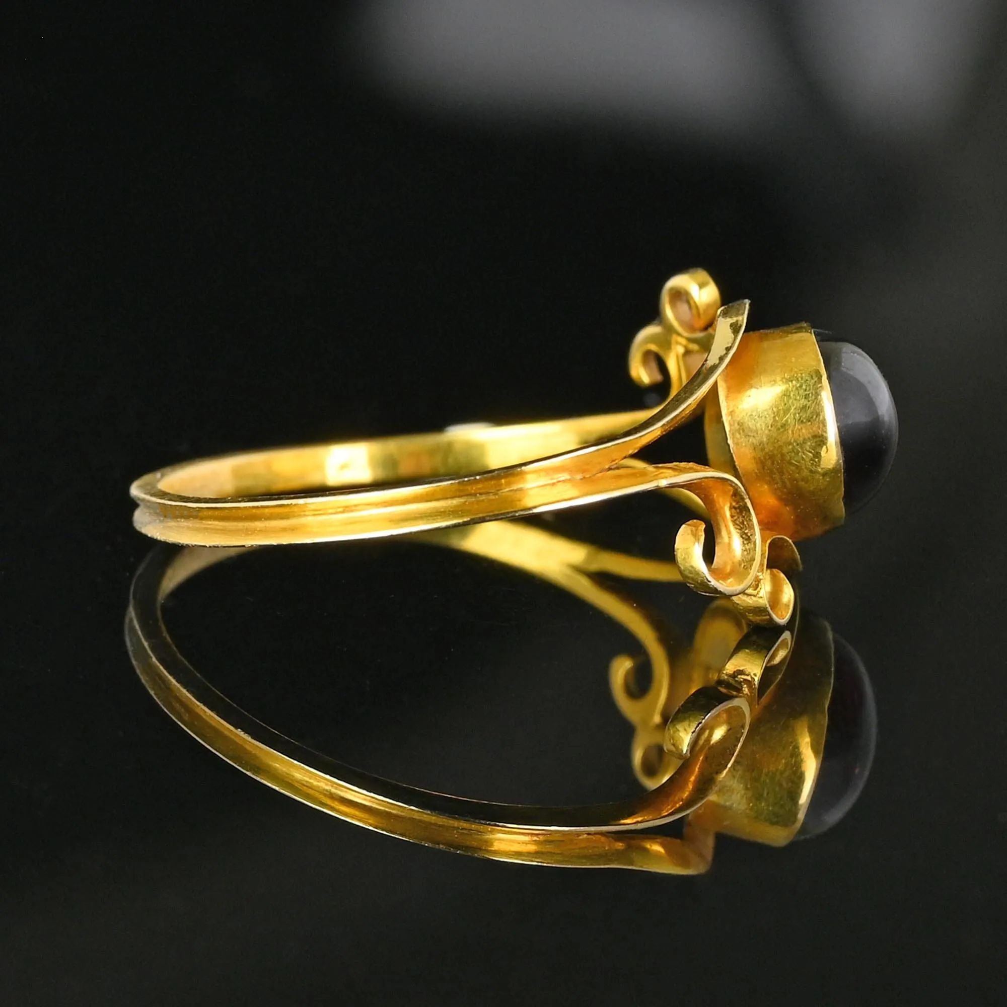 Antique 18K Gold Cabochon Garnet Ring
