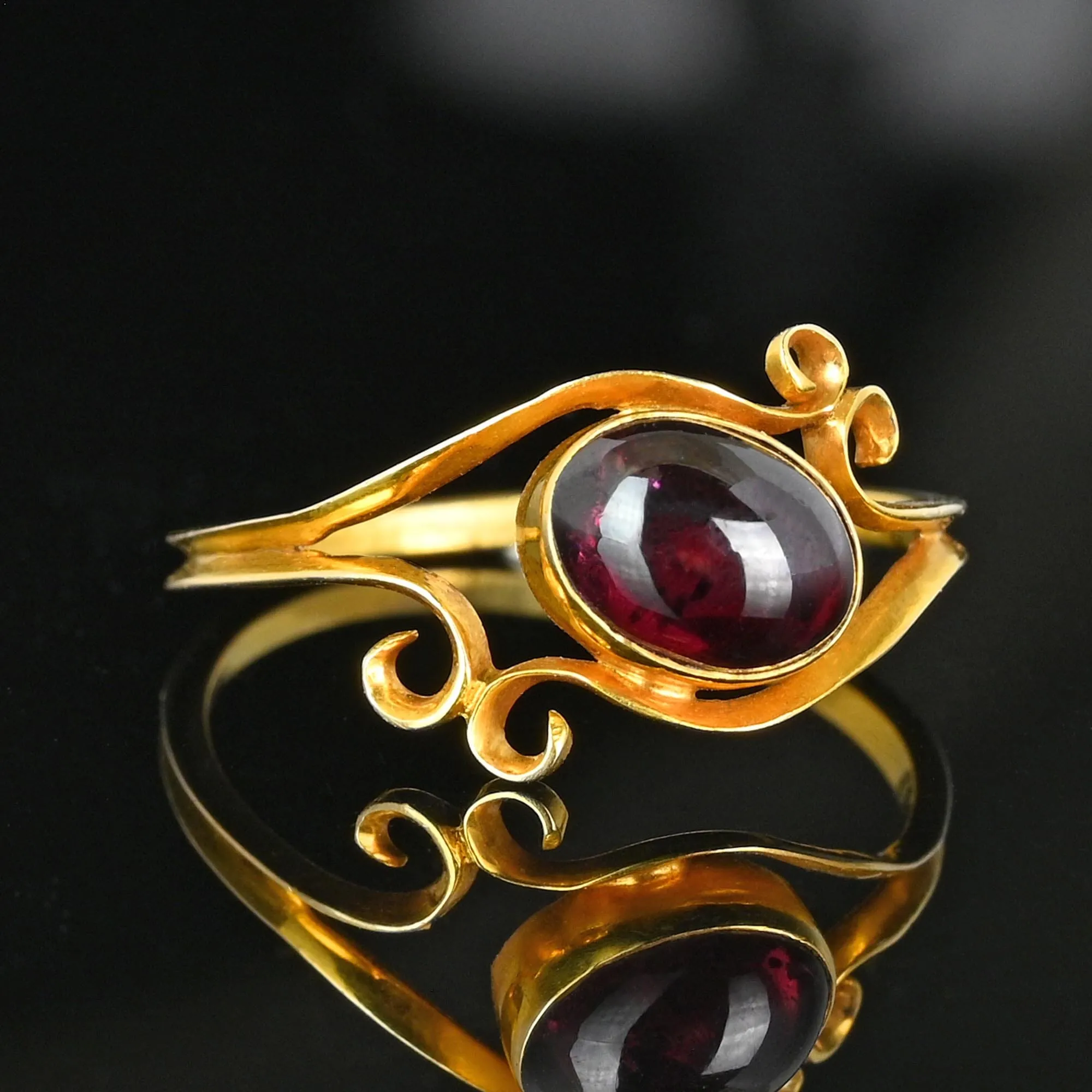 Antique 18K Gold Cabochon Garnet Ring