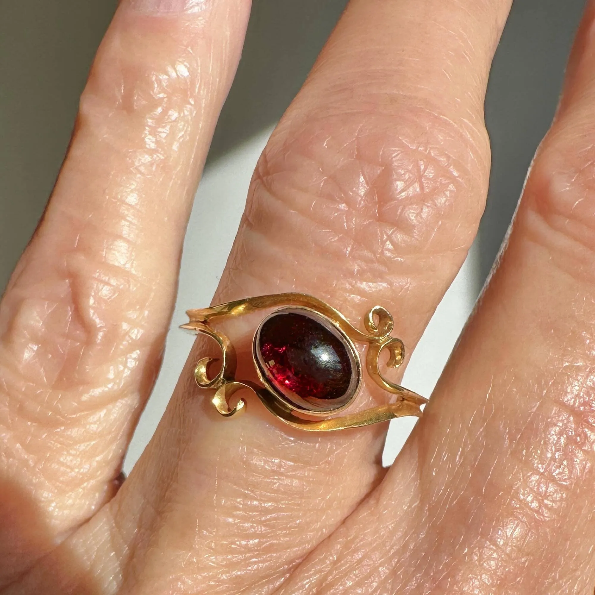 Antique 18K Gold Cabochon Garnet Ring
