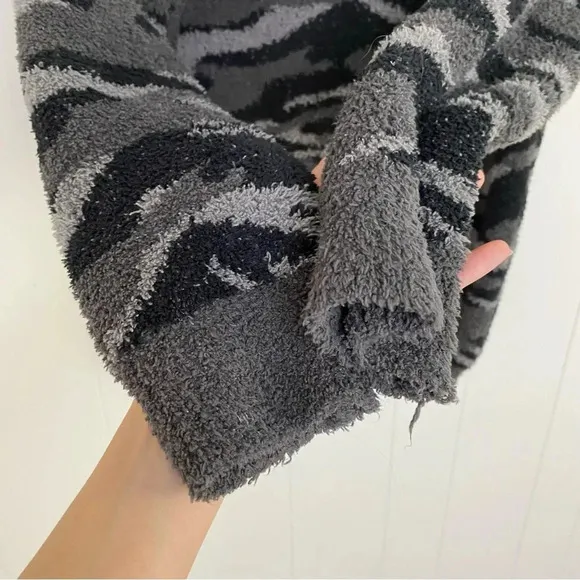 Barefoot Dreams Cozy Chic Seaside Crew Neck Zebra Camo Super Soft Sweater Small