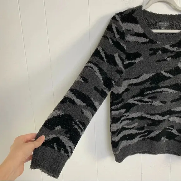 Barefoot Dreams Cozy Chic Seaside Crew Neck Zebra Camo Super Soft Sweater Small