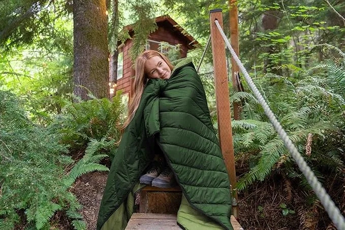 Oceas Outdoor Waterproof Stadium Blanket - Thicker Weather Proof and Windproof Blankets for Camping, Sporting Events, Picnic and Car Use - 100% Waterproof Insulated Blanket and Throws (Puffy, Green)