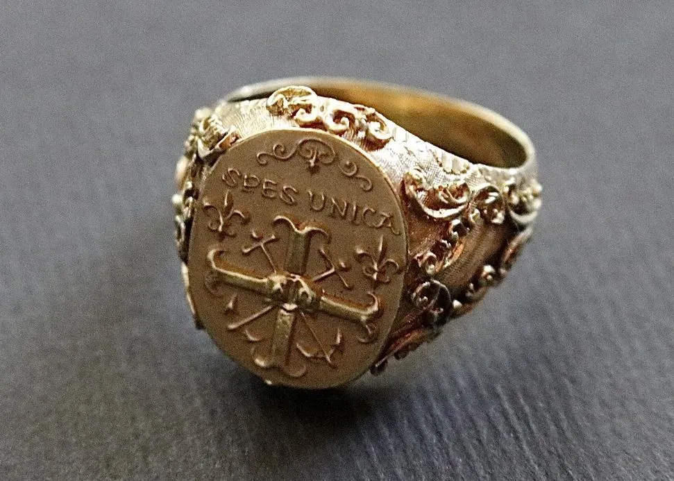 Ornate 18k Gold “Spes Unica” Ring