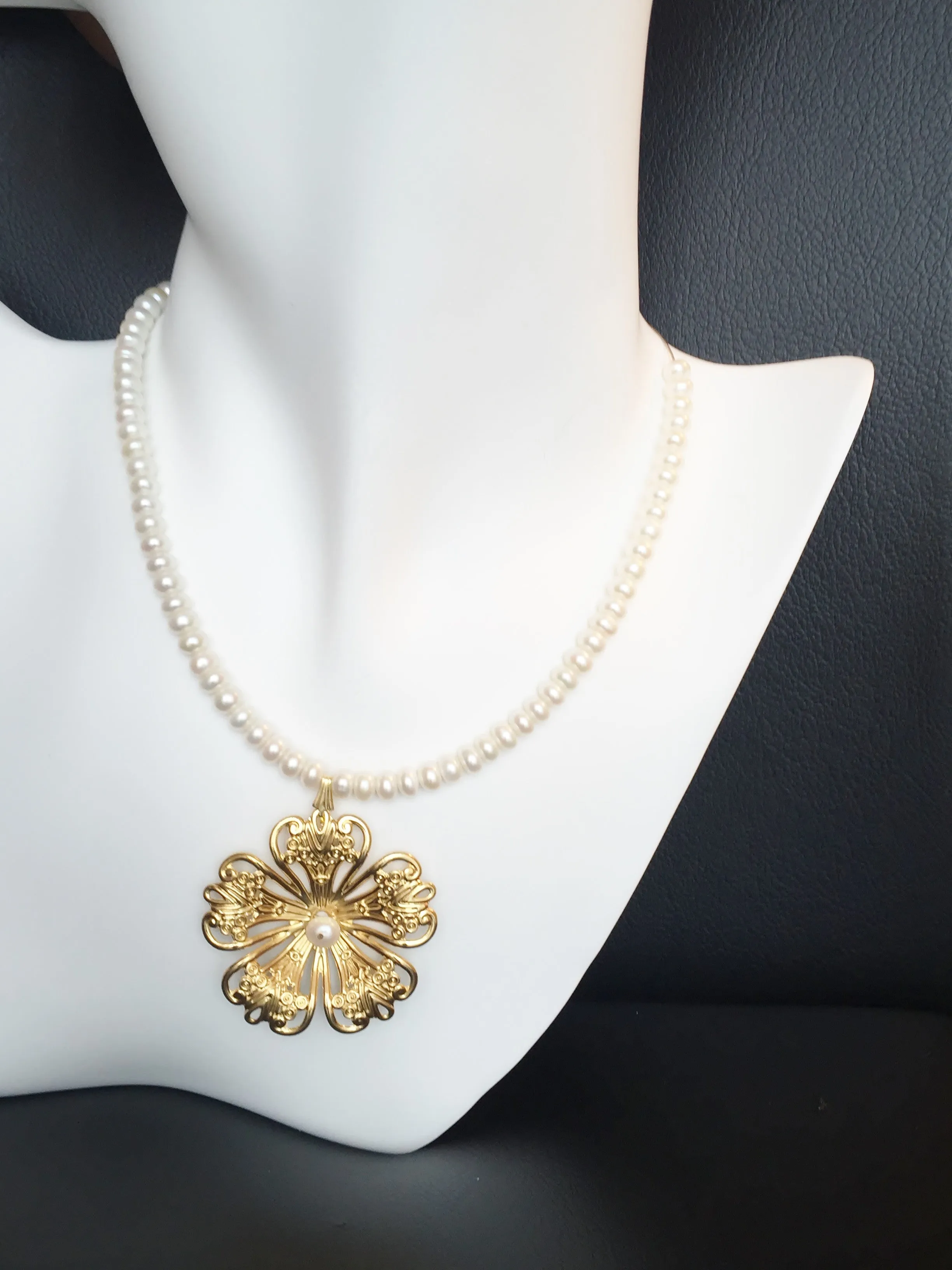 Pearl and Gold Necklace - Goldilocks