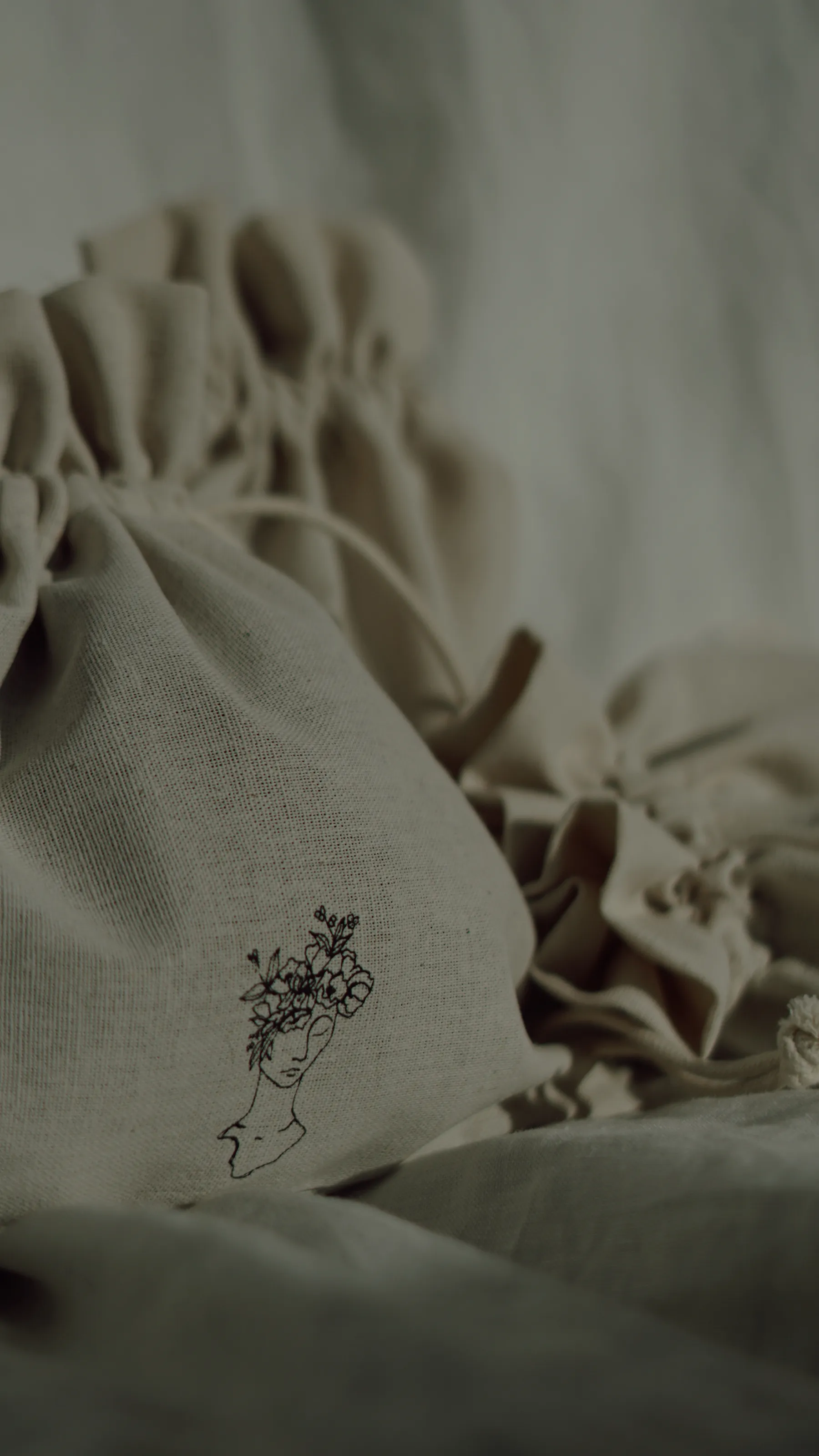 THE ALICE SCRUNCHIE MEDIUM - PORCELAIN