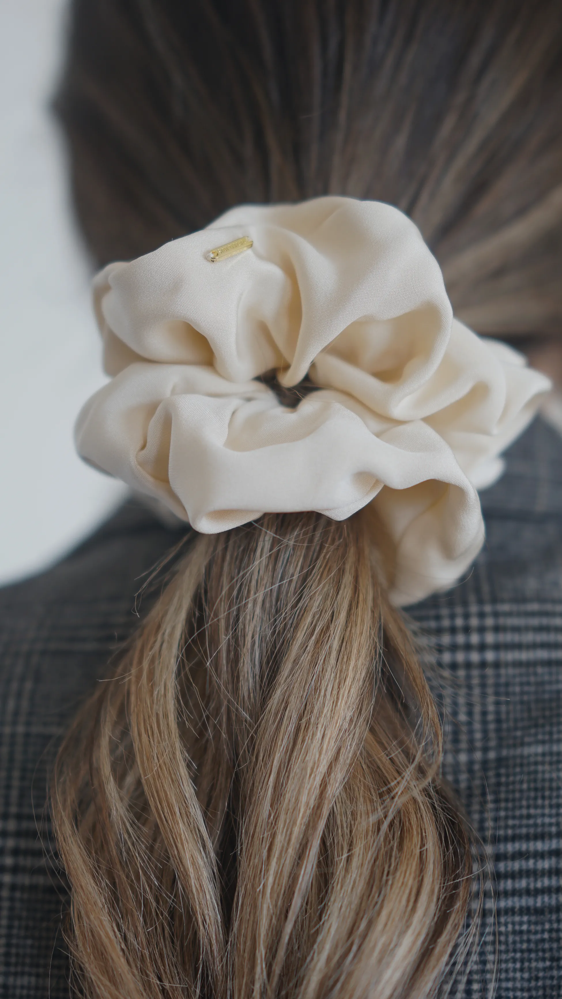 THE ALICE SCRUNCHIE MEDIUM - PORCELAIN
