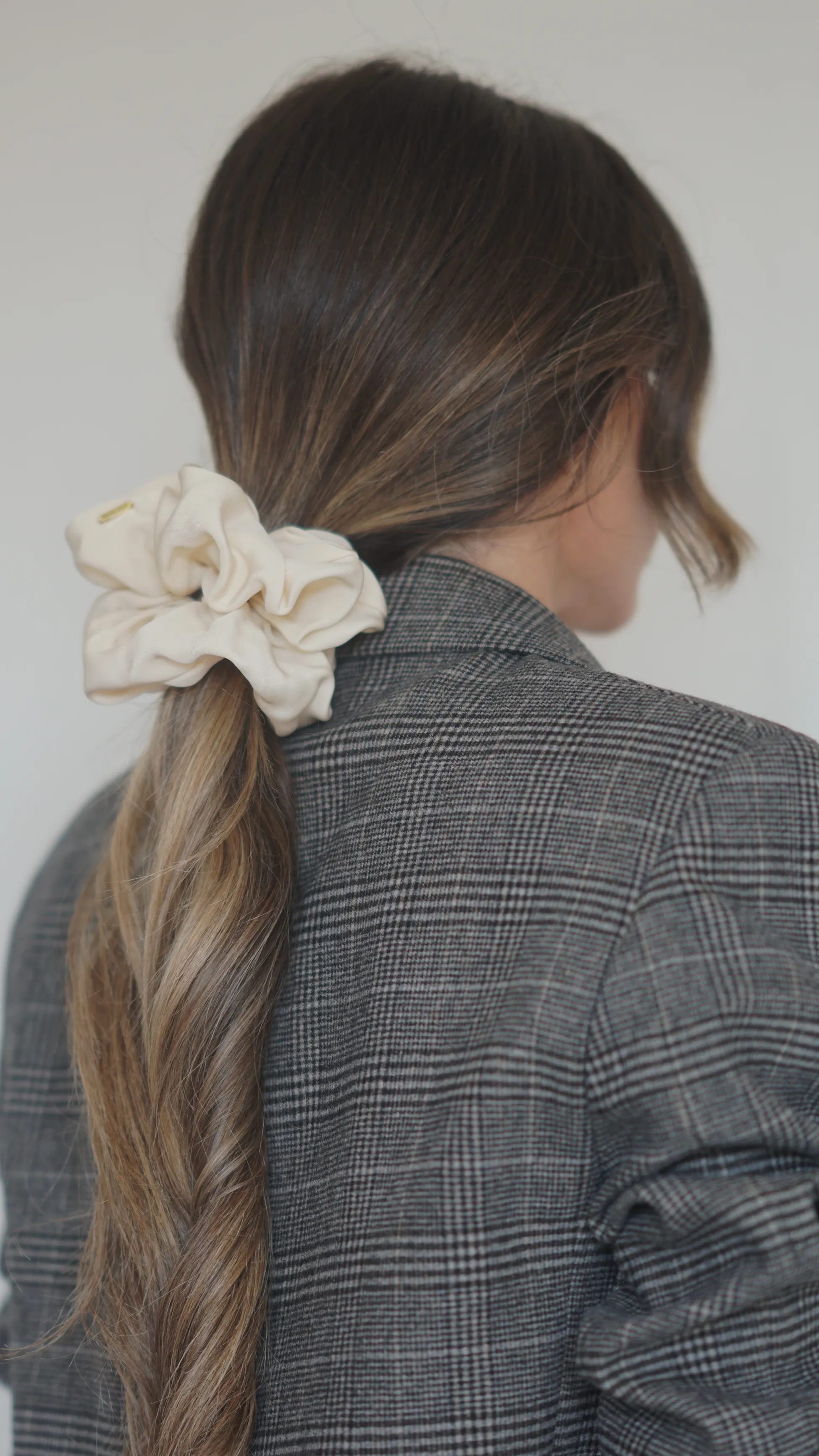 THE ALICE SCRUNCHIE MEDIUM - PORCELAIN