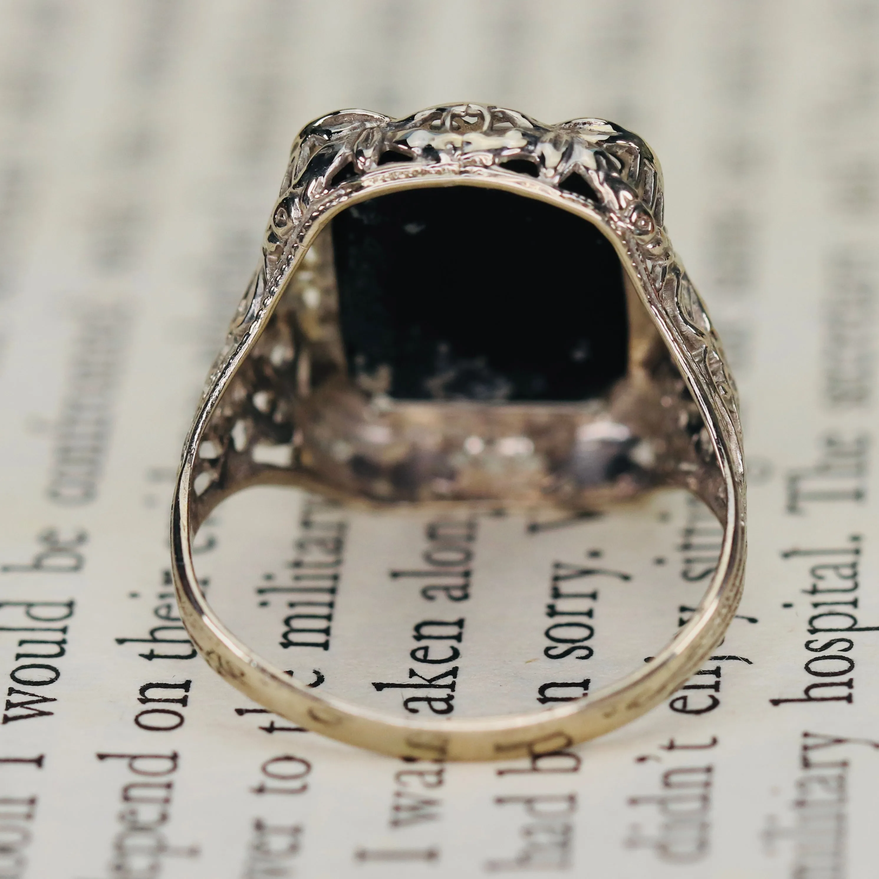Vintage onyx filigree ring in white gold