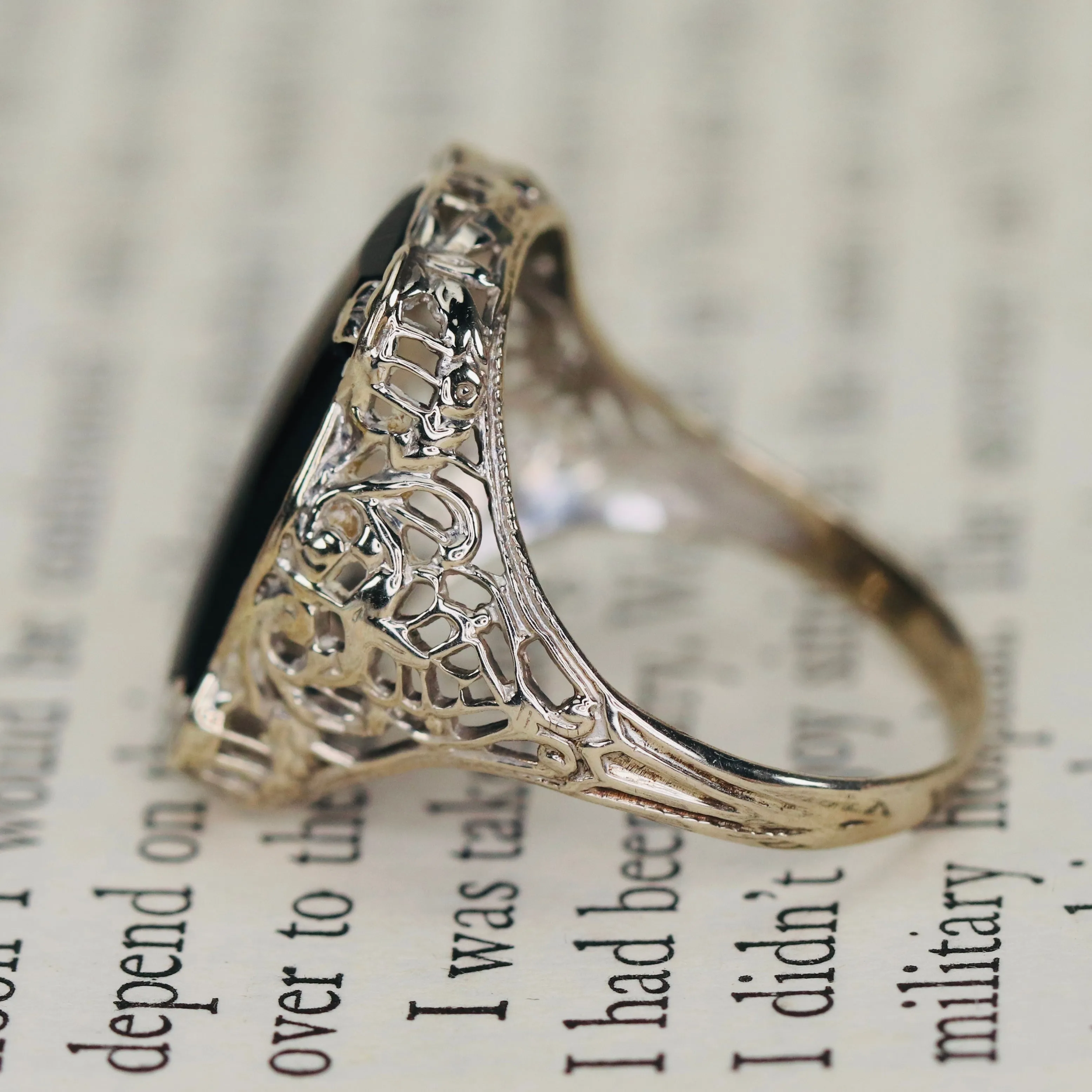 Vintage onyx filigree ring in white gold