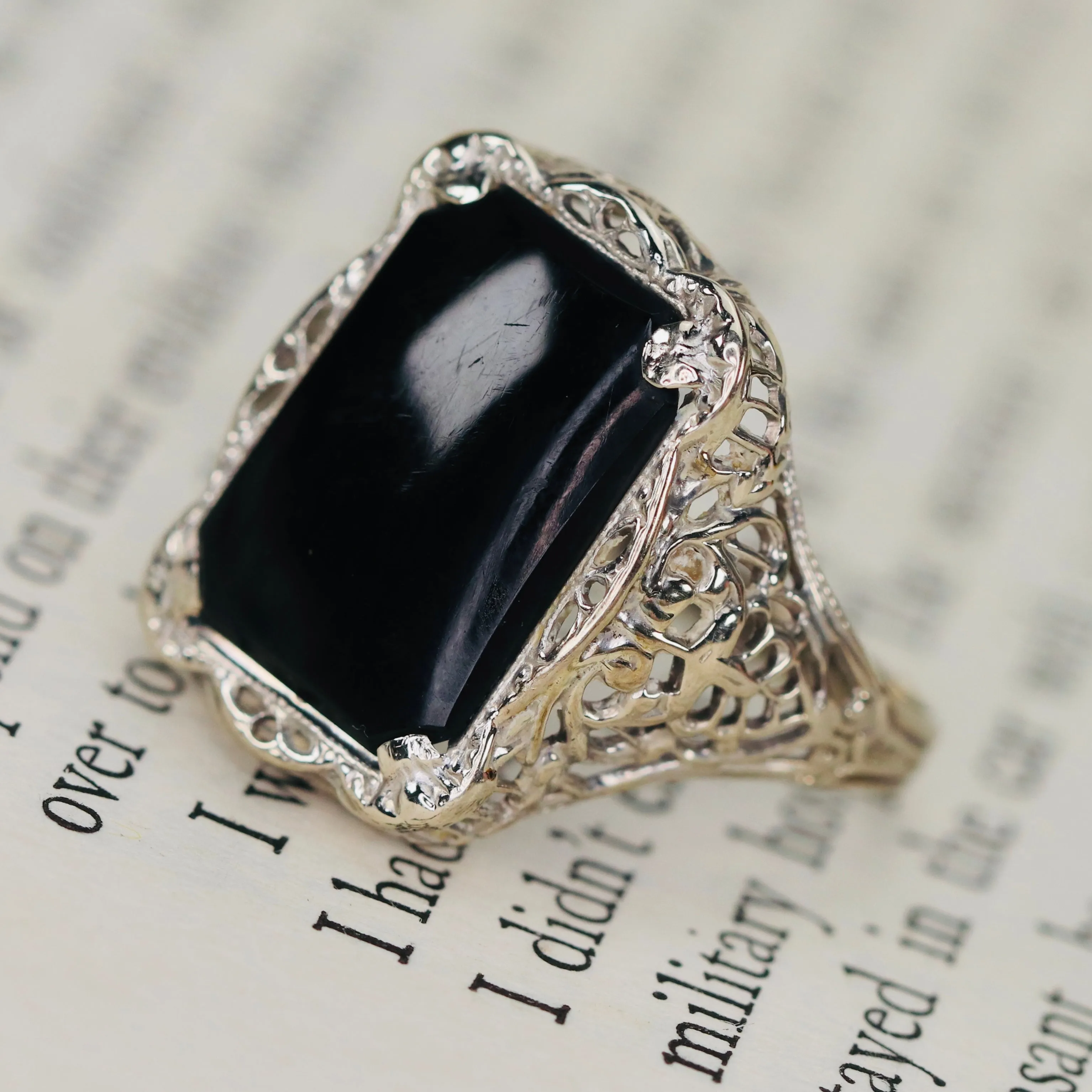 Vintage onyx filigree ring in white gold