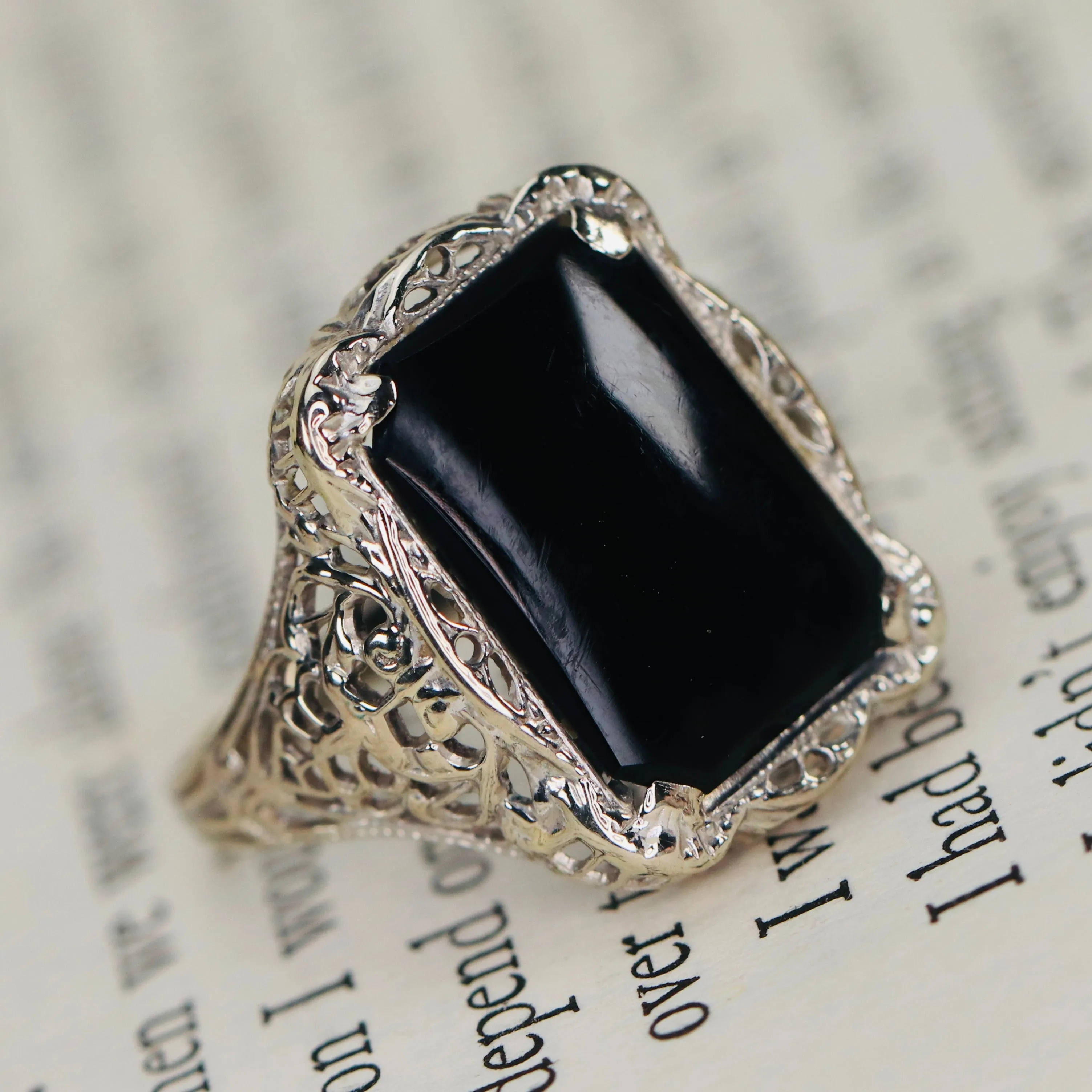 Vintage onyx filigree ring in white gold