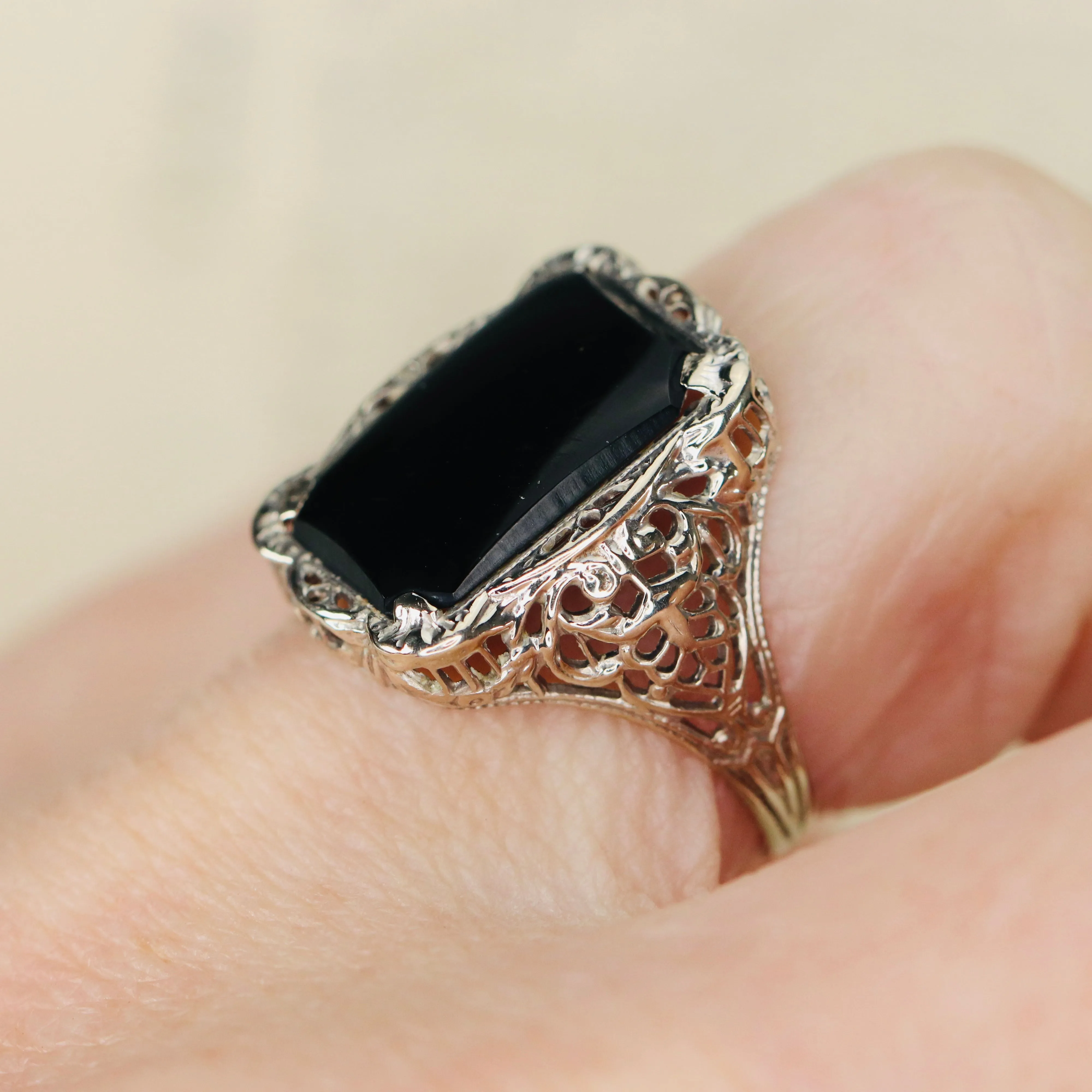 Vintage onyx filigree ring in white gold