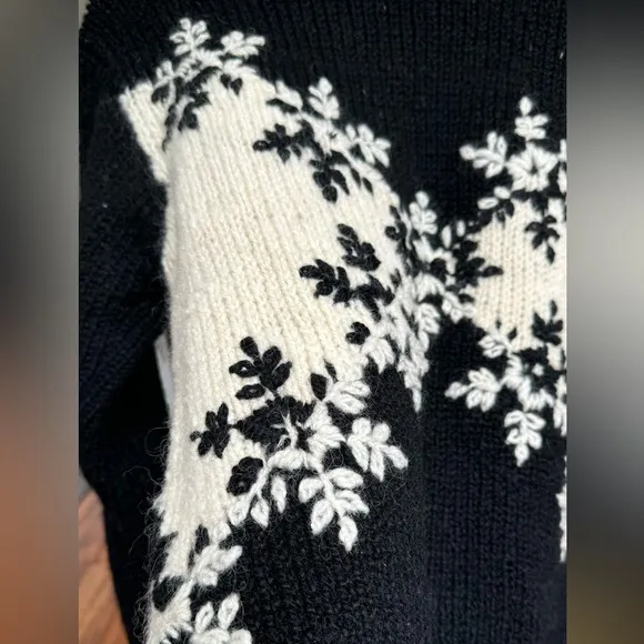 VTG chunky wool Sweater by Express Tricot - BlackWhite Snowflakes Hong Kong M