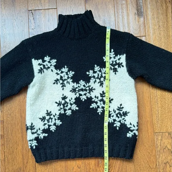 VTG chunky wool Sweater by Express Tricot - BlackWhite Snowflakes Hong Kong M