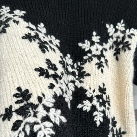 VTG chunky wool Sweater by Express Tricot - BlackWhite Snowflakes Hong Kong M