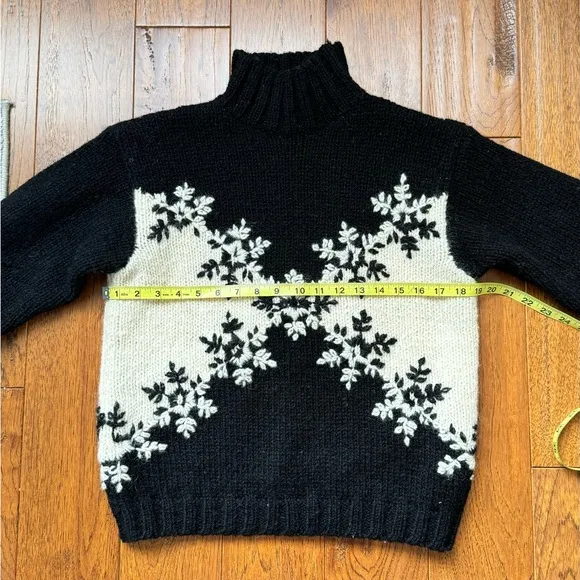 VTG chunky wool Sweater by Express Tricot - BlackWhite Snowflakes Hong Kong M